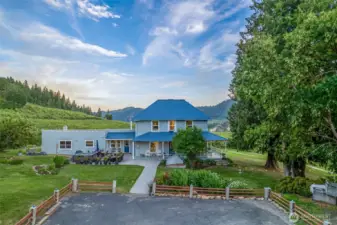 Mountain View Living near Leavenworth: Enjoy breathtaking Cascade views from this historic 4BD farmhouse on 1.4 acres, just 7 minutes from downtown Leavenworth. Perfect turnkey STR or private mountain retreat.