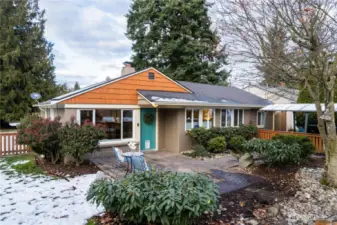 Welcome home! Curb appeal & a darling front porch!