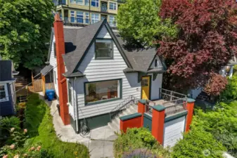 Faces east w/ views of Lake Union