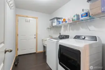 Laundry (washer/dryer stay)