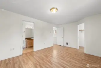 Master suite w/ full bath + walking closet