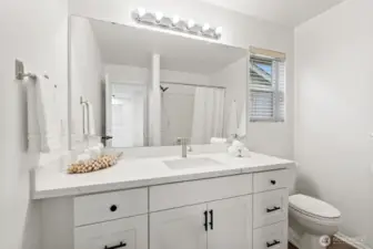 Full Guest Bathroom with Tub