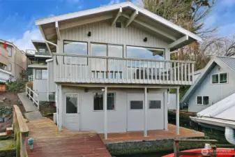 This cottage home is part of the floating home 8 member co-op dock. The opportunity to own this home and the end unit floating home is a rare opportunity to own two homes on the same dock for guests, friends, or rental income.