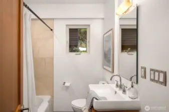 Main level full bath with travertine tile.