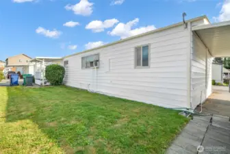 Back of the home, second parking, second deck