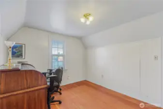 Pstairs bedroom/Office