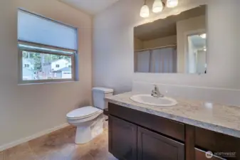 Upstairs Full Bathroom