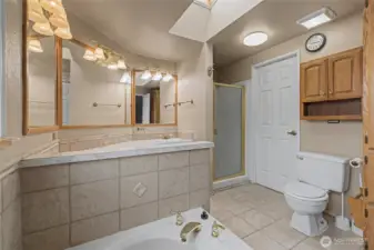 Primary Bath-Dbl Sinks, Soaking Tub, Walkin Shower & Closet