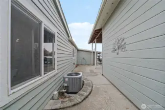 Wlkwy between Garage/Home