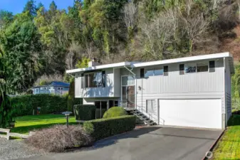 Well maintained home and 2 car garage and plenty of off street parking available in driveway and infront of home