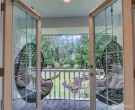 ...with balcony views