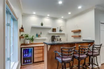 w/ well appointed wet bar