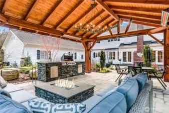 ..w/ cook island, bbq, cooktop and firetable