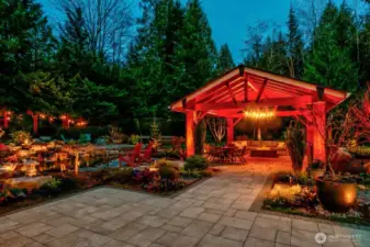 ... as is the entertaining patio - with movie screen