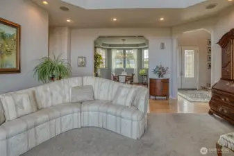 Living room view to the dinning room and front door entrance.