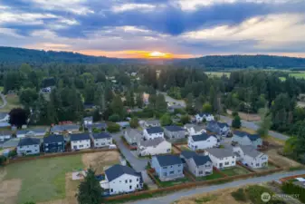 Serene neighborhood minutes to school and amenities