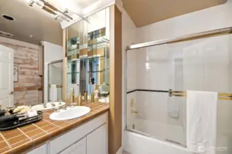 Comfortable 2nd bathroom in hallway