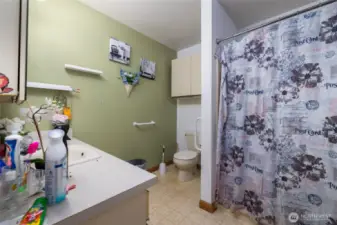 Unit B main bathroom