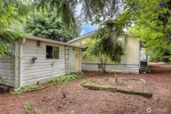 Detached shed, ample storage space
