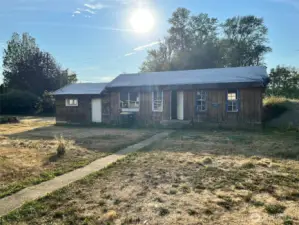 Detached auxiliary dwelling unit