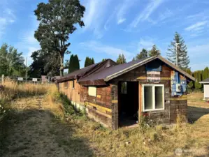 Back of detached auxiliary dwelling unit