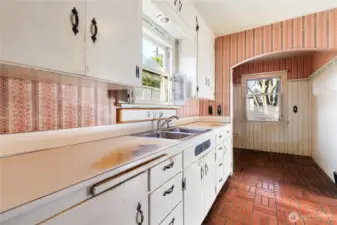 Large kitchen and eat-in breakfast nook