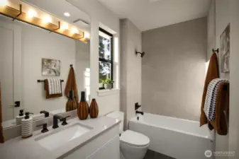 Upstairs en-suite bath