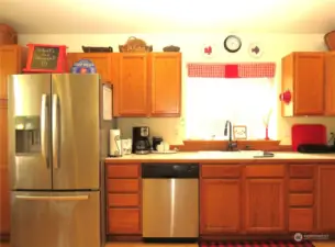 KITCHEN HAS GREAT CABINETS AS WELL AS STAINLESS STEEL APPLIANCES!