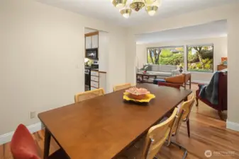 Open dining experience, very functional for daily use and entertaining.