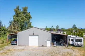 Working shop with two RV parking spaces!