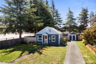 This downtown cutie will not disappoint. Lots of parking and one car garage