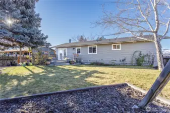 great backyard for rest, play or entertaining #2