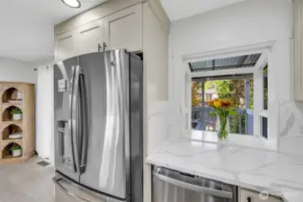 All appliances stay - yes these are stainless.