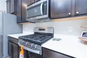 Gas range, quartz counters