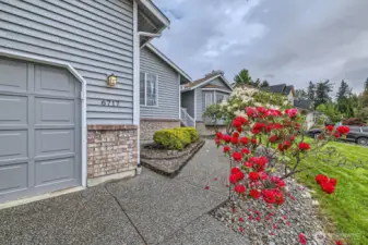 WONDERFUL HOME IN GETCHELL HILL. LOVELY FRONT PORCH WITH VIEWS.