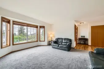SPACIOUS ENTRY WITH HARWOOD FLOORS AND OPEN LAYOUT. PERFECT GREETING GUESTS.