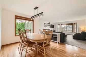 LARGE DINING AREA, CAN EFFORTLESSLY SEAT EIGHT OR MORE.