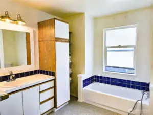 Large 5-piece bath.
