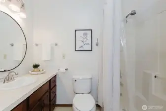 Guest Bathroom off Hallway