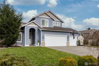 Welcome home to Bonney Lake's desirable Springhaven neighborhood!