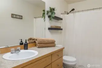 Full hall bathroom upstairs