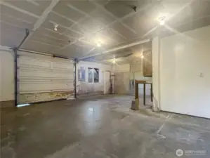 Workshop in the garage.