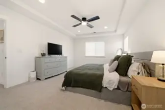 Primary bedroom. En suite. Ceiling fan. Coiffed ceiling.
