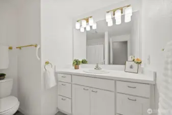 Secondary full bathroom with updated vanity and finishings