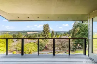 Covered deck to enjoy in all seasons!
