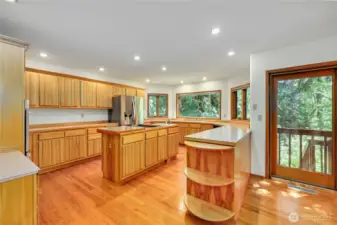 So much work/storage space in this kitchen.