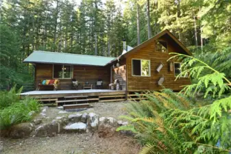 Peaceful Mountain Cabin set on .57 acres ~ near Wild Sky Wilderness!