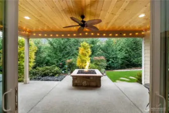 ~Covered Patio with Gas Fire Pit~