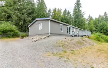 Welcome to this turnkey home w/loads of privacy!