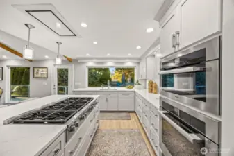 So much storage and counter space you can prepare stylish meals for an army.
